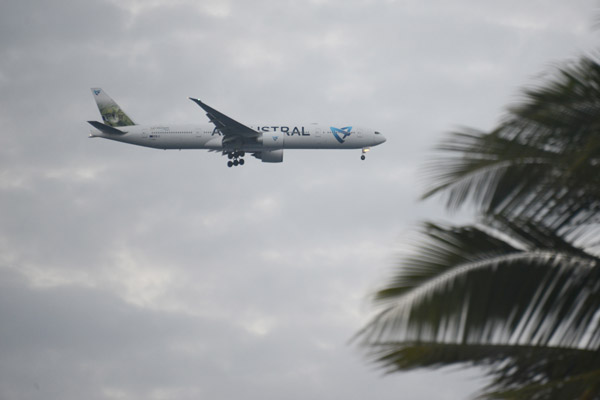 Air Austral B777 landing at Reunion