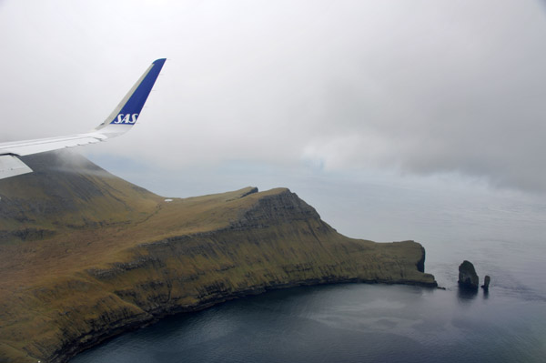 Approach to Rwy 12 at Vgar Airport, Fare Islands