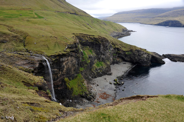 Skarðsáfossur falling onto a stony beach, Sørvágsfjør∂ur, Vágar, Faroe Islands