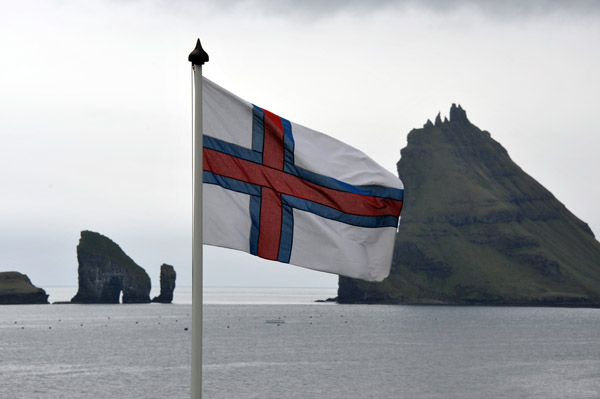 Flag of the Faroes with the islands of Tindhólmur and Drangarnir