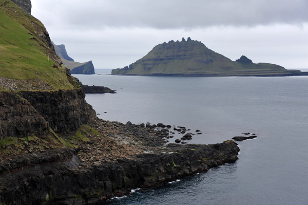 The beach of Gásadalur with the island of Gáshólmur