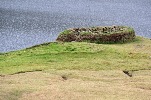 Circular stone enclosure overlooking the lake, Sørvágsvatn/Leitisvatn