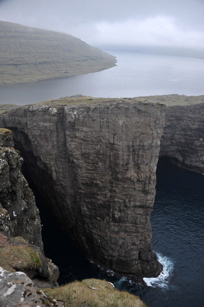 Cliffs of Trælanípan with Søgvágsvatn/Leitisvatn