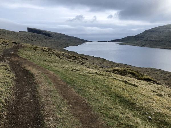 It's a 3.3km hike from the trailhead to the waterfall Bøsdalafossur