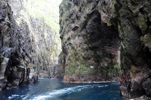 The Sjferir boat tour passing through the natural arch, Streymoy