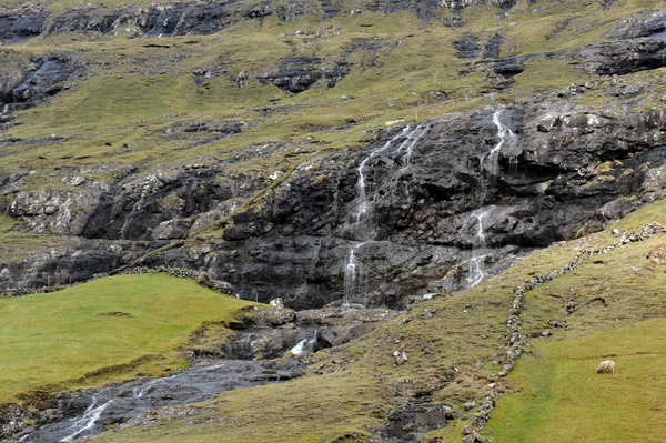 Waterfall overlooking Dúvugarðar, Saksun