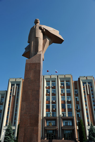 Lenin in front of the PMR Supreme Soviet