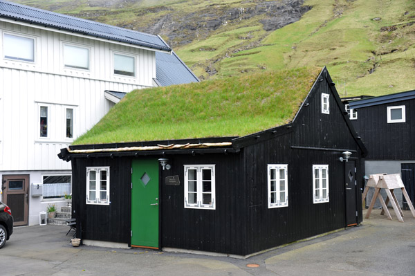 Small turf roofed house, Tjrnuvk, Streymoy