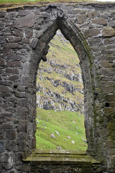 Pointed gothic window of St. Magnus Cathedral