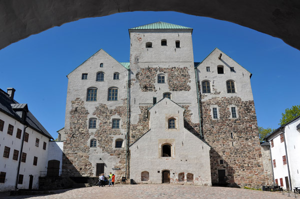 The courtyard of Turku Castle through the main entrance 