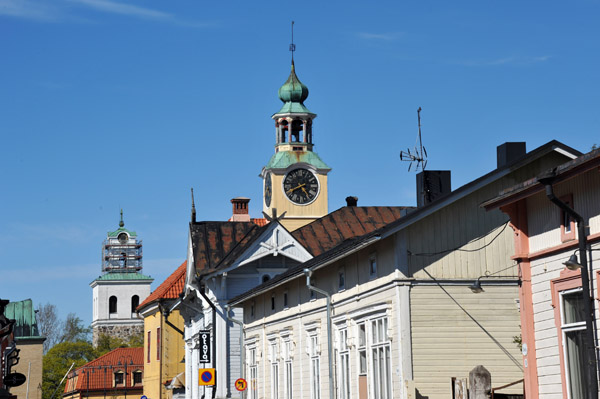 North along Isoraastuvankatu with the old town hall and church towers
