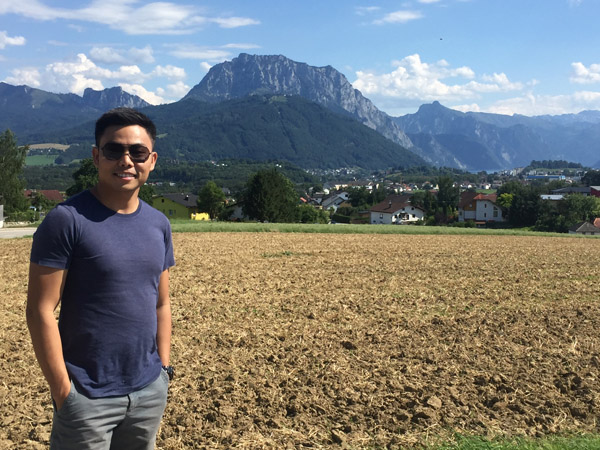 Max in a field outside Gmunden with Traunstein (1691m/5548ft)