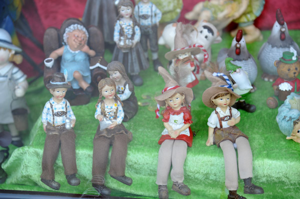 Figurines in traditional clothing, Hallstatt