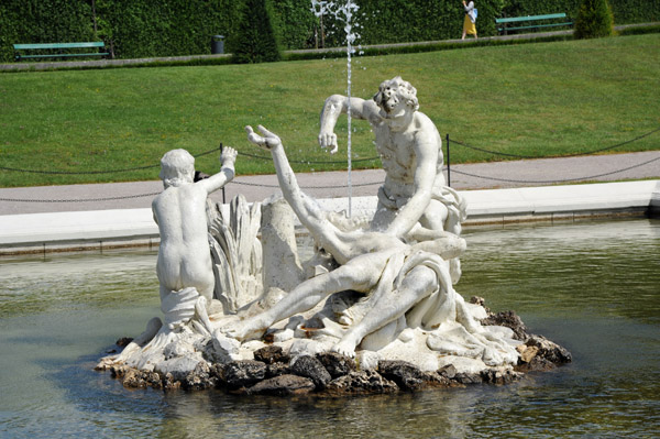 Fountain midway between the Upper and Lower Belvedere Palaces