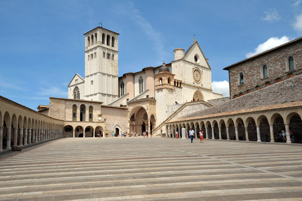 Piazza Inferiore di San Francesco, Assisi