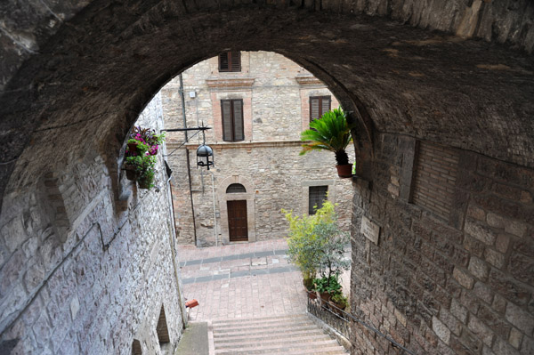 Vicolo delle Scalette from Via Dono Doni, Assisi