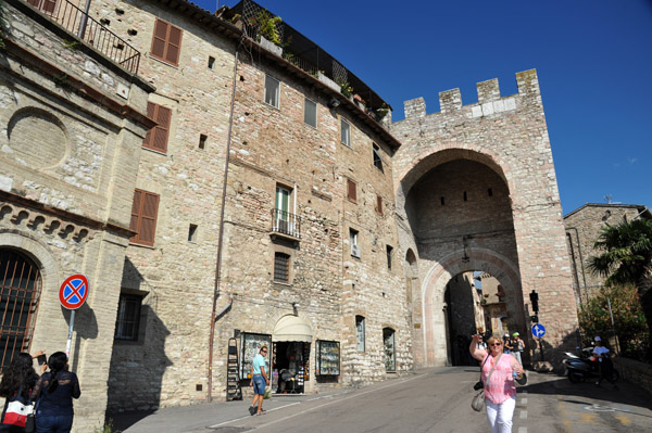 Debbie and the Porta San Francesco, Assisi