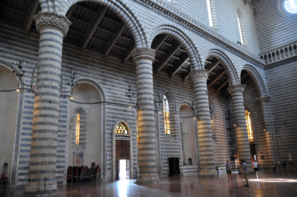 Striped interior of Orvieto Cathedral with alternating rows of travertine and basalt