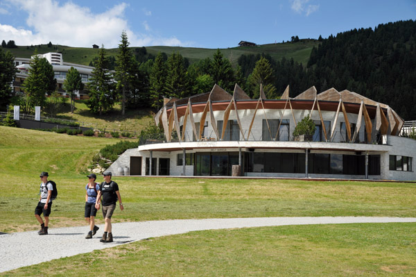 Hikers in front of the Alpina Chalet, Compatsch-Compaccio