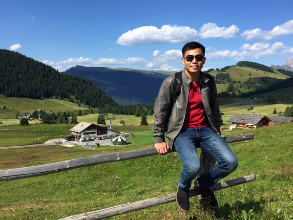 Max posing on a fence post, Seiser Alm