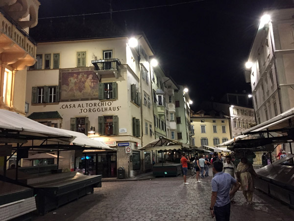 Torgglhaus and Obstplatz/Piazza delle Erbe at night, Bozen