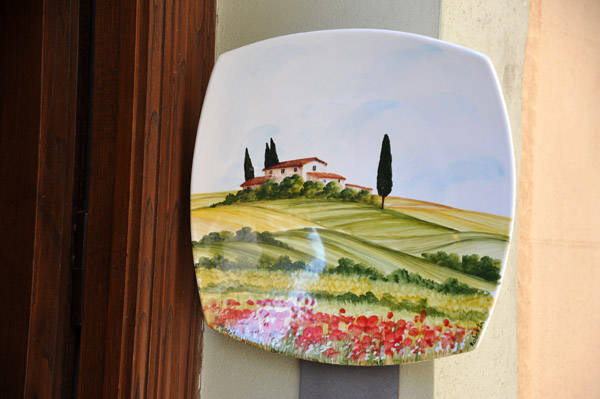 Plate painted with a rural Tuscan scene