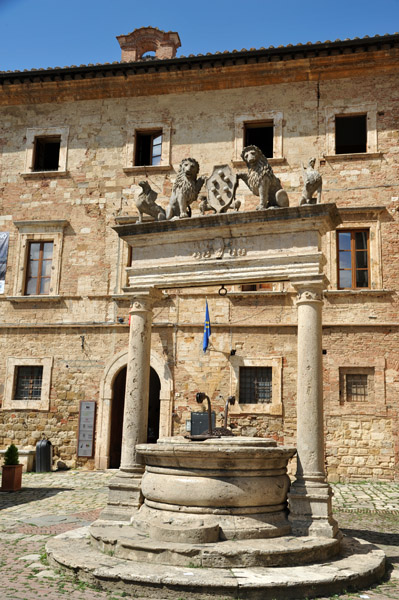Well with Griffons and Lions, Piazza Grande, Montepulciano