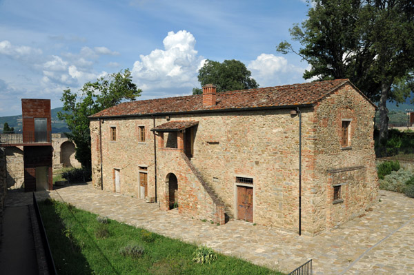 Tuscany Jul18 121.Stone building in the courtyard of the Fortezza Medicea, Arezzo
