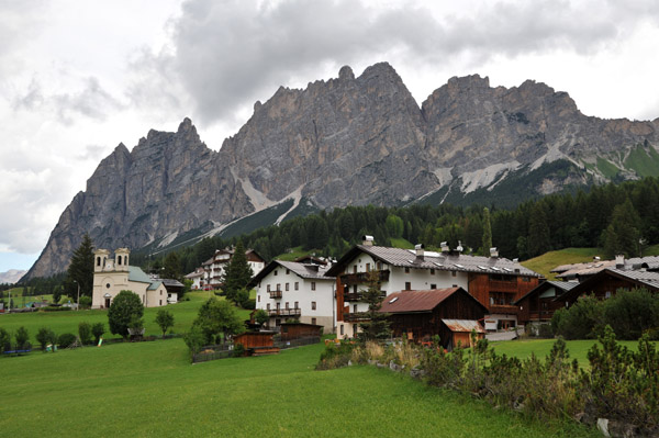 Cappella della Beata Vergine di Lourdes (Chapel of Our Lady of Lourdes) with Pomagagnon (2450m)