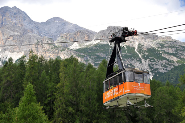 Freccia Nel Cielo cable car departing the valley terminal