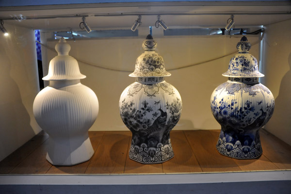 Stages of manufacturing a piece of Delft porcelain