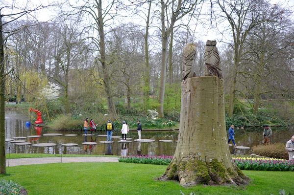 Treestump with a pair of carved owls, Keukenhof
