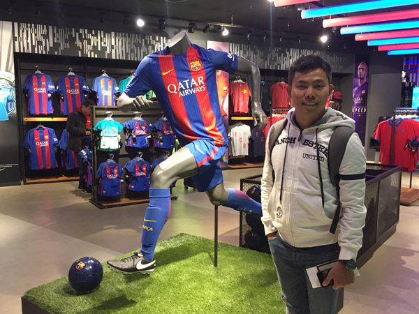 Manchester United fan in a Barcelona shop (BCN)