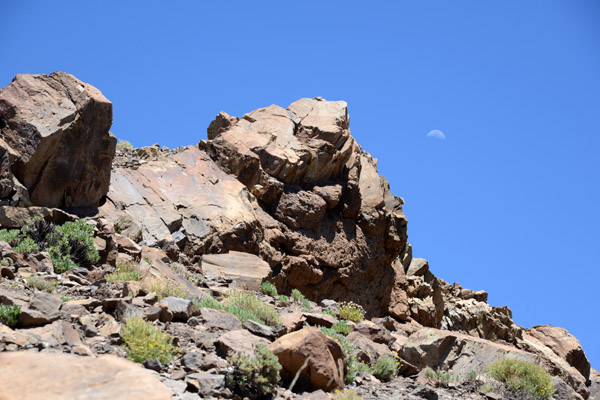 The moon and Roques de García, P.N. del Teide