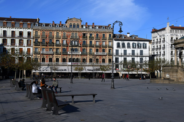 Plaza del Castillo, Gazteluko Enparantza in the Basque language (Euskera)