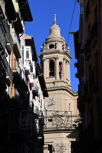 Calle del Curia leading to Pamplona Cathedral