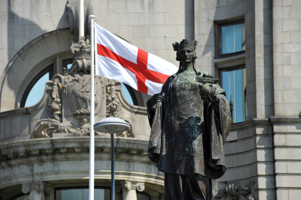 Statue of King John, founder of Liverpool, in front of the Royal Liver Building