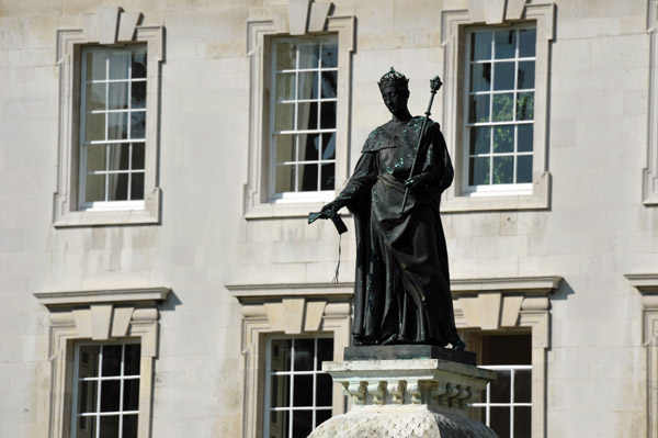 1879 statue of founder King Henry VI, Front Court, King's College