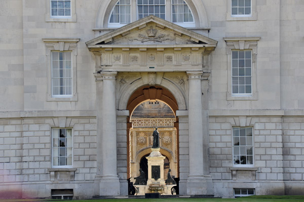 From the West Lawn through the Gibbs Building, King's College