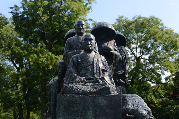 Zen Pilgrims - Les Statues de Pelerins Zen, Bois de Vincennes