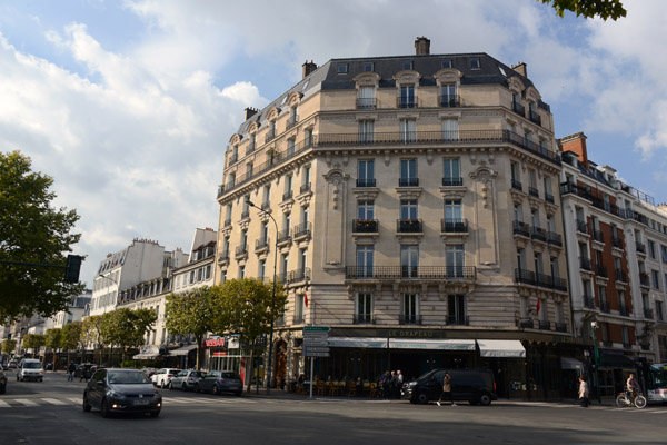 Le Drapeau De Vincennes, Avenue de Paris