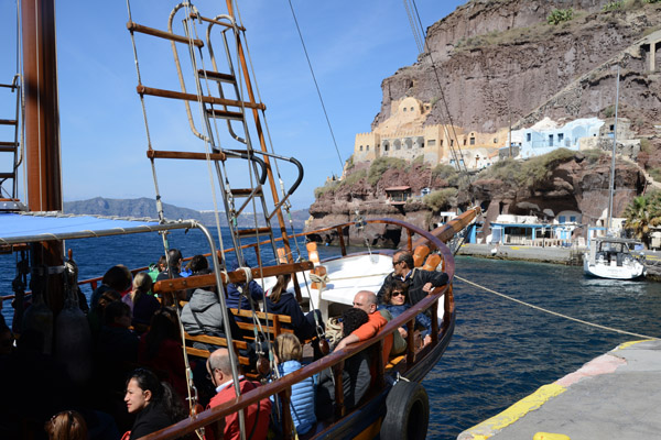 Tour boat to the volcanic island of Nea Kameni