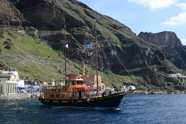 Volcano tour boat, Santorini