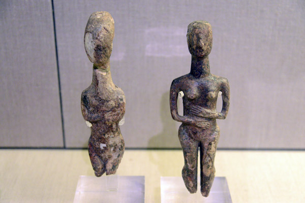 Marble figurines in pre-canonical type, Early Cycladic Period, 2800-2700 BC