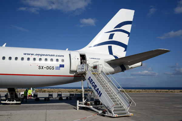 Aegean A321 (SX-DGS) unloading in Santorini