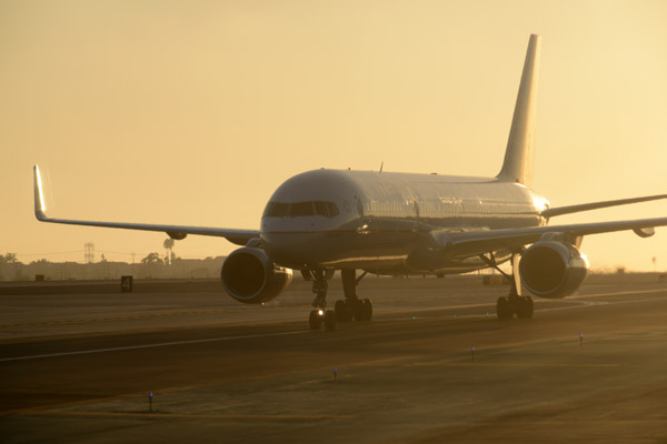 United B757 taxiing at LAX in the late afternoon