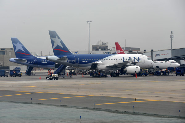 LAN A319 (CC-CPM) and A320 (CC-BFL) at Lima, Peru