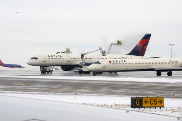 A Delta B757 (N521US) and MD90 (N919DN) deicing at Denver International Airport
