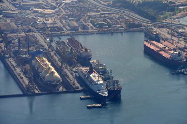 Dubai Dry Docks, Port Rashid, with the QE2