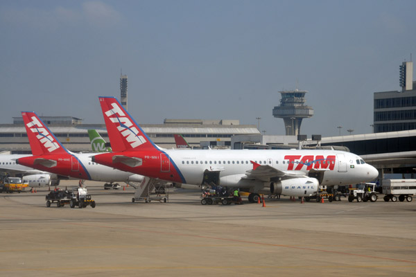 TAM A320 (PR-MAI and PR-MAE) at GIG